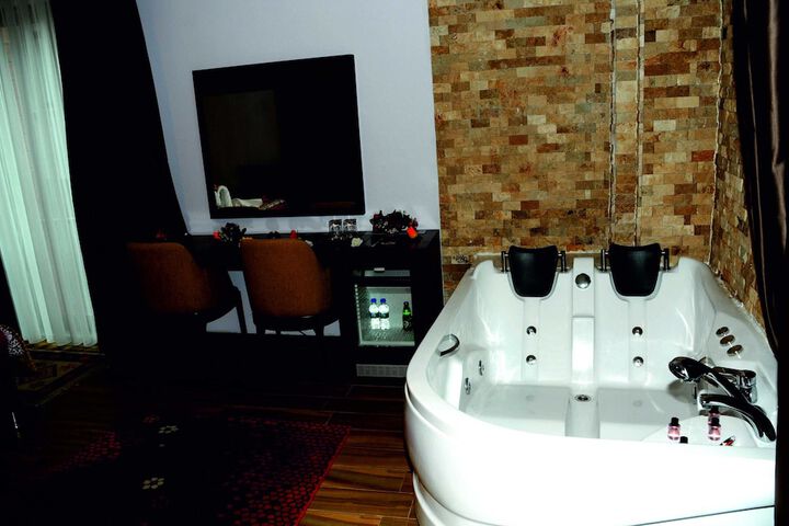 Room 8 of 34