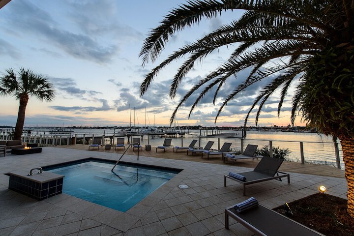 Hotel Pool