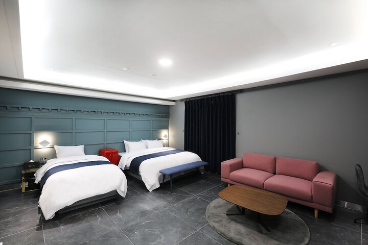 Room 16 of 96