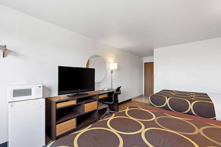 1 Queen Bed (30 of 51)