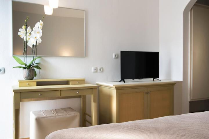 Room 4 of 33