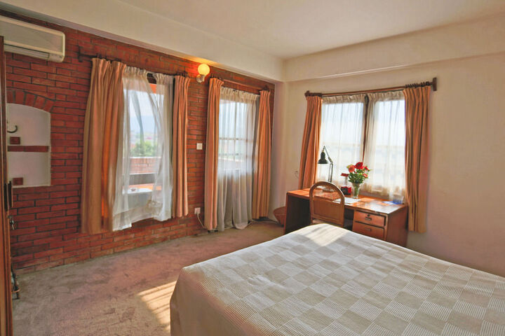Room 27 of 37
