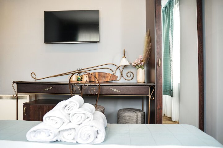Room 4 of 18