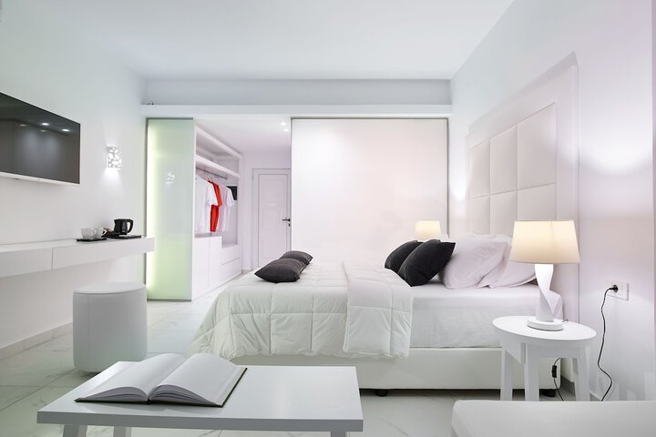 Room 3 of 165