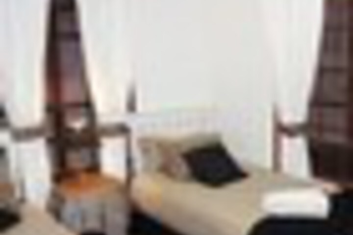 Room 8 of 33