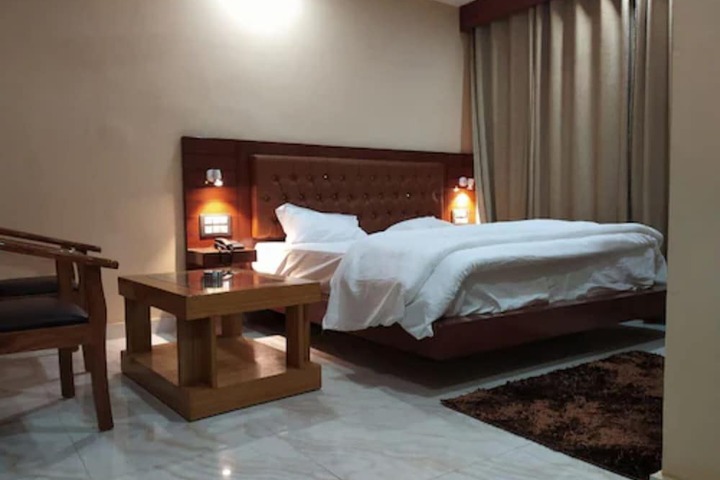 Room 5 of 9