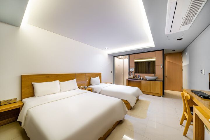 Room 40 of 176