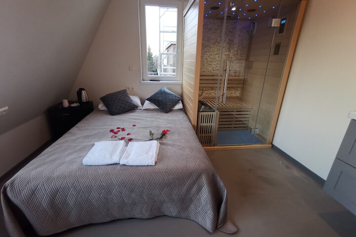 Room 4 of 6