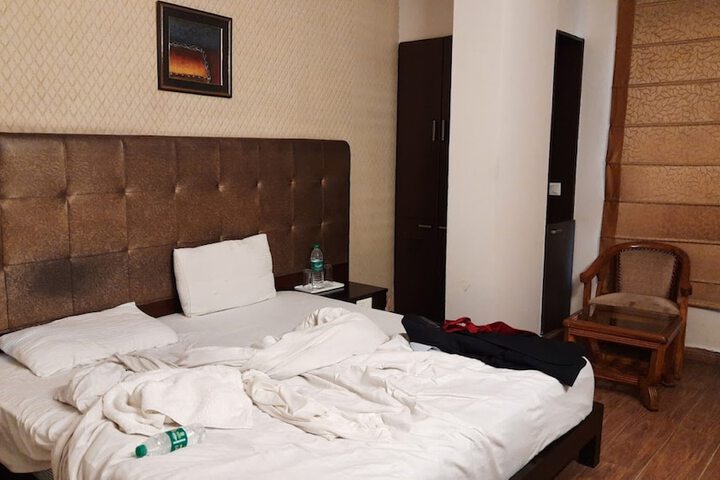 Room 10 of 16