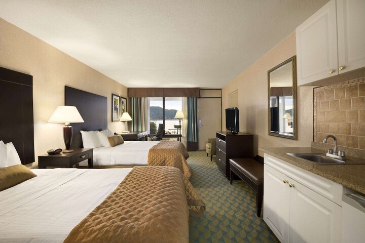 1 Queen Bed Accessible Room Street View (5 of 10)
