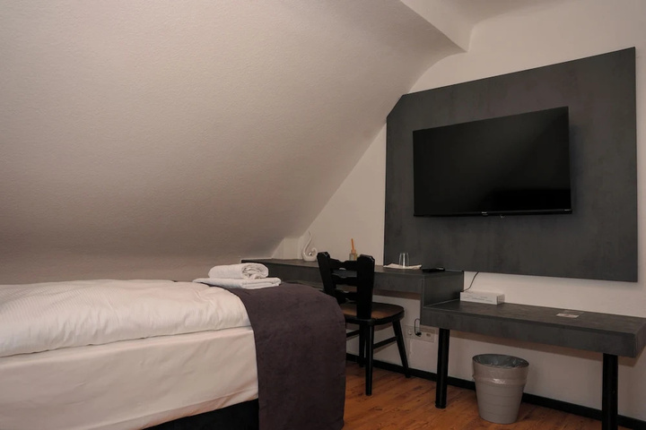 Room 5 of 10