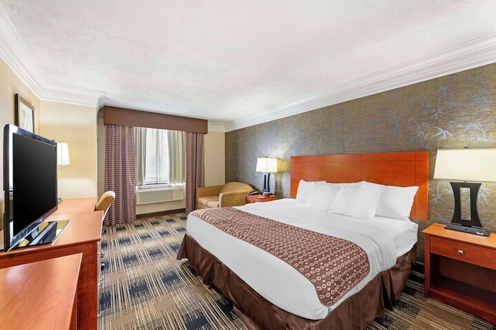 1 King Bed Table and Chairs Refrigerator, Continental Breakfast (8 of 14)