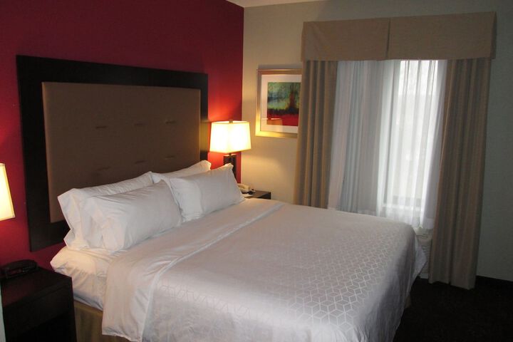 1 King Bed (2 of 32)
