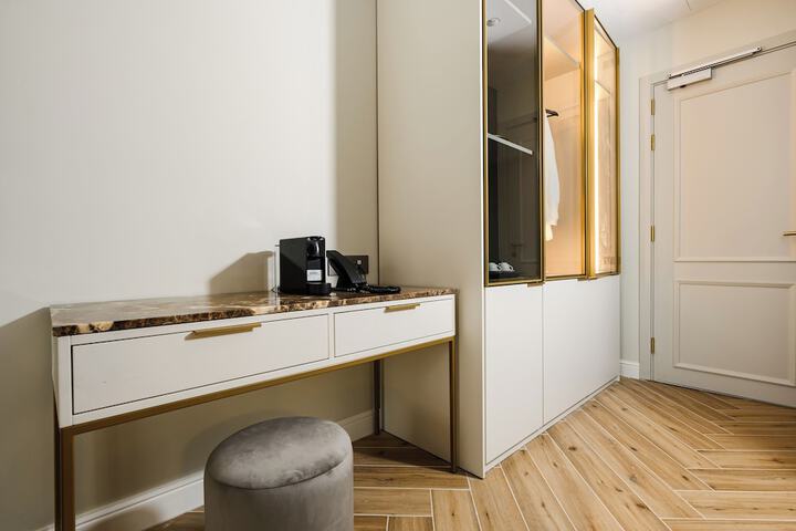 Room 13 of 42