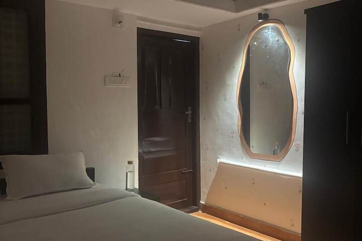 Room 11 of 19