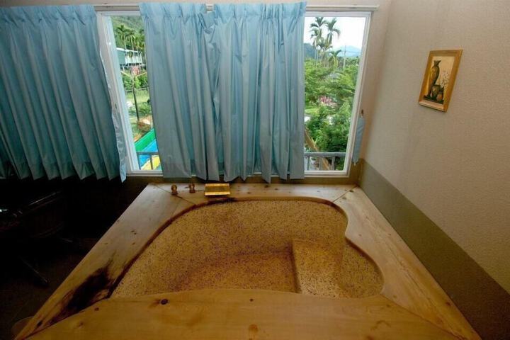 Room 4 of 16