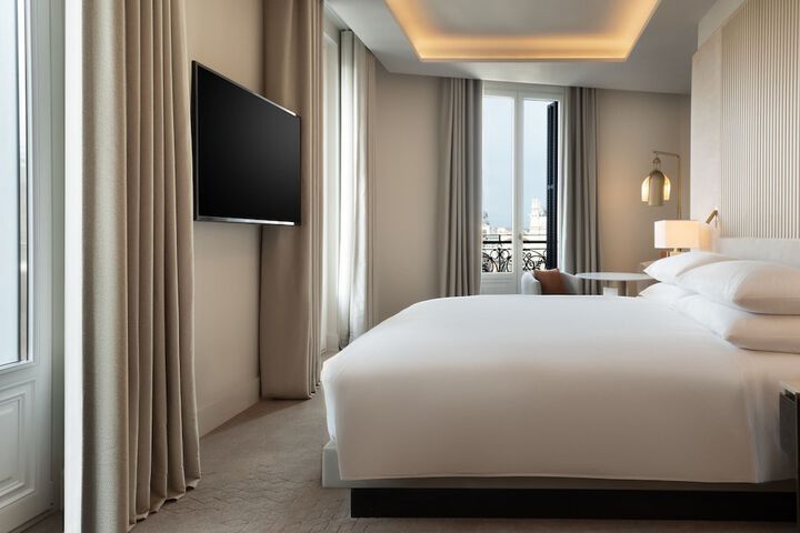 Room 53 of 137