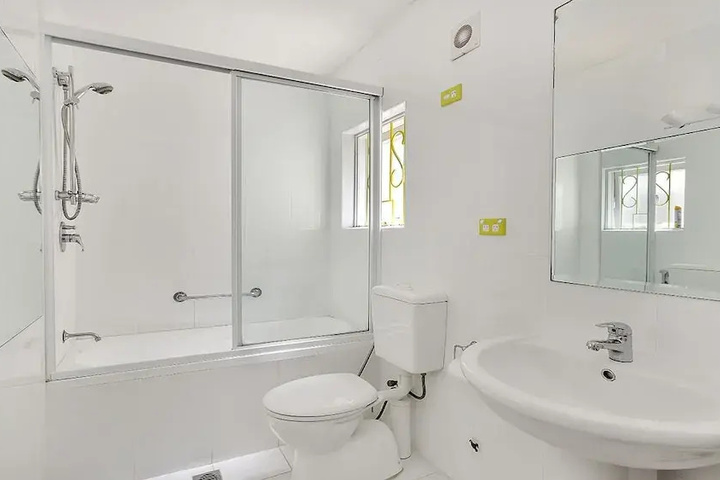 Room 4 of 9