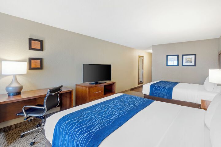 1 Queen Bed (2 of 4)
