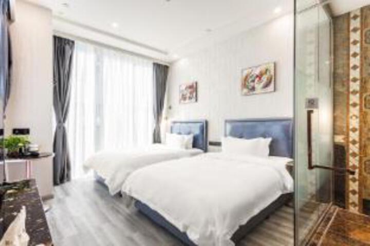 Room 6 of 7