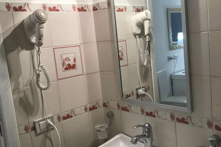 Room 18 of 37