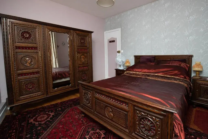 Room 2 of 6