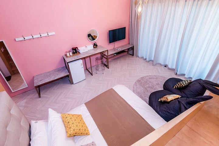 Room 8 of 84