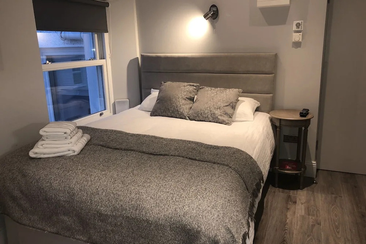 Room 5 of 17