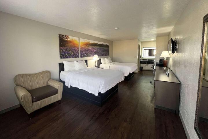 1 King Bed (2 of 10)