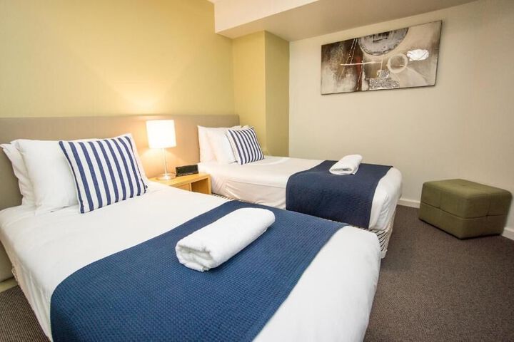 Room 4 of 33