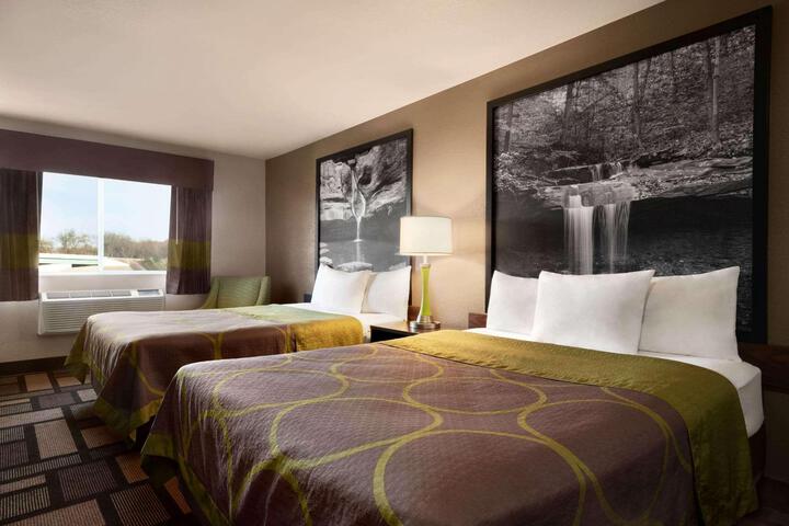 1 Queen Bed (7 of 9)