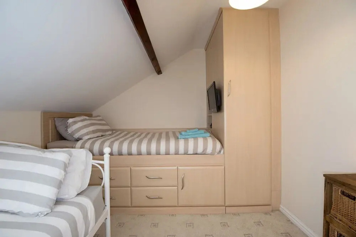Room 6 of 18