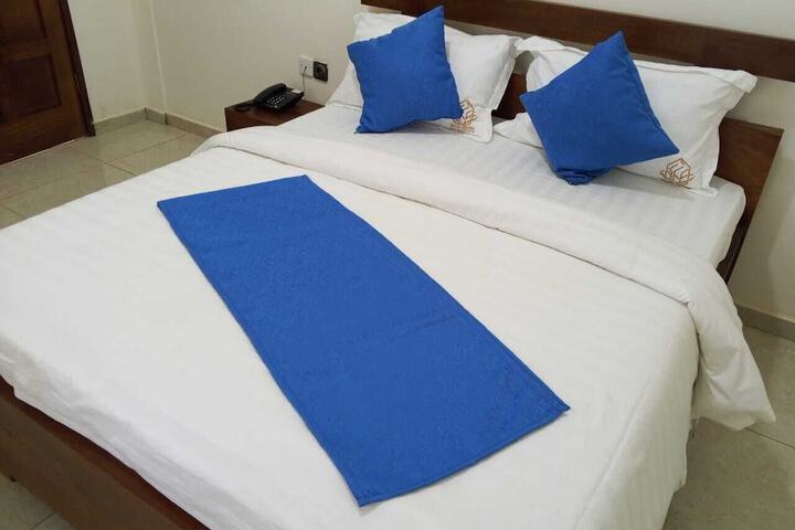 Room 10 of 28