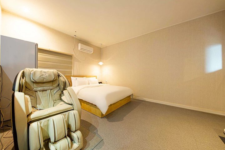 Room 9 of 28