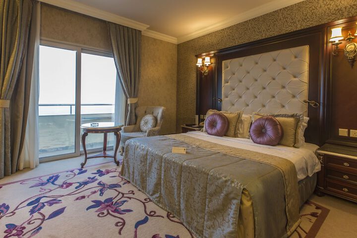 Room 10 of 80