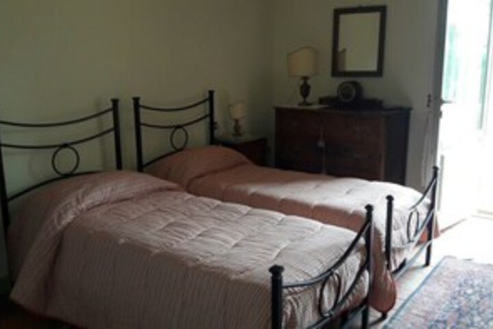 Room 10 of 12