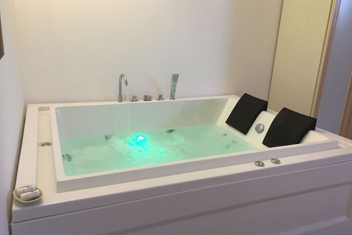 Jetted tub