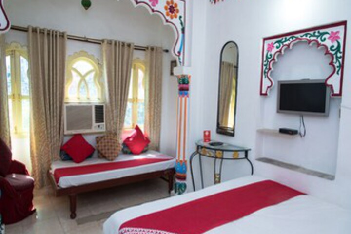 OYO 12726 Home Heritage Lake View Hanuman Ghat