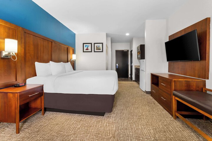 1 King Bed Accessible (2 of 12)