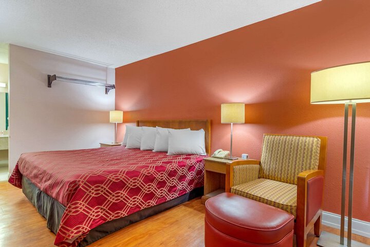 1 King Bed (10 of 10)