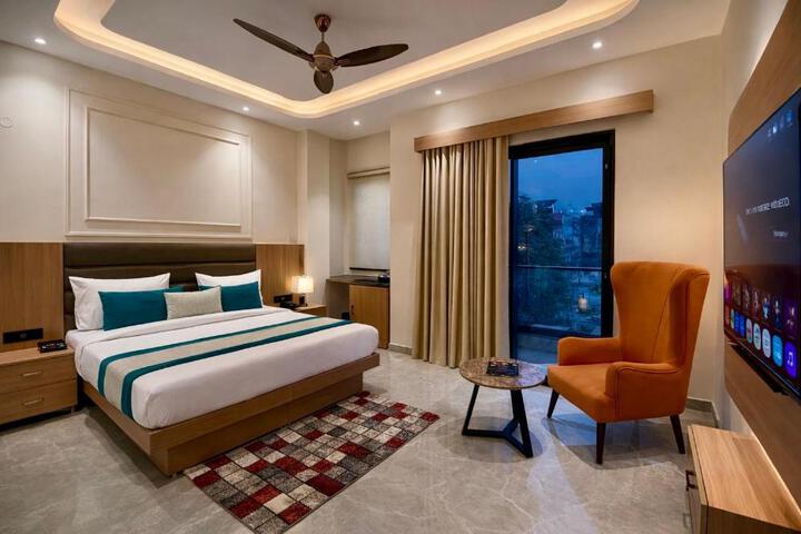 The Embassy Inn - Near Indoor Stadium & Sector 11