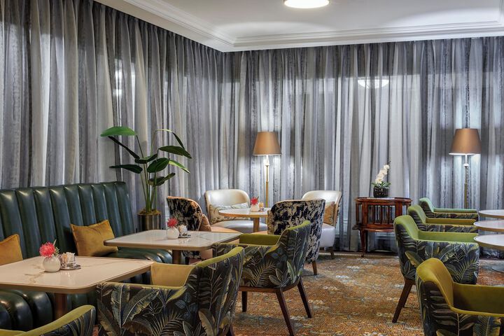 Lounge 142 of 160
