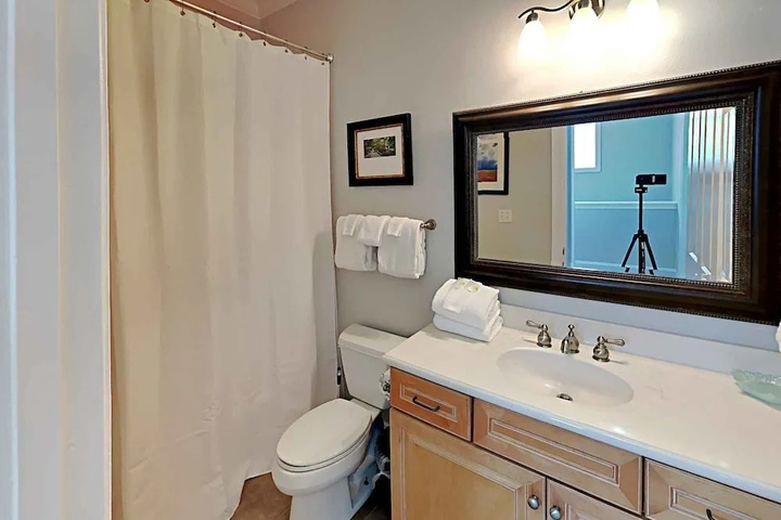 Room 8 of 18