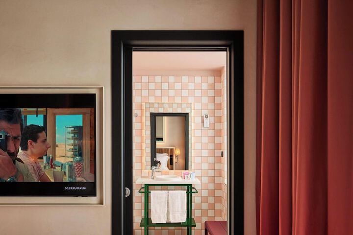 Room 25 of 84