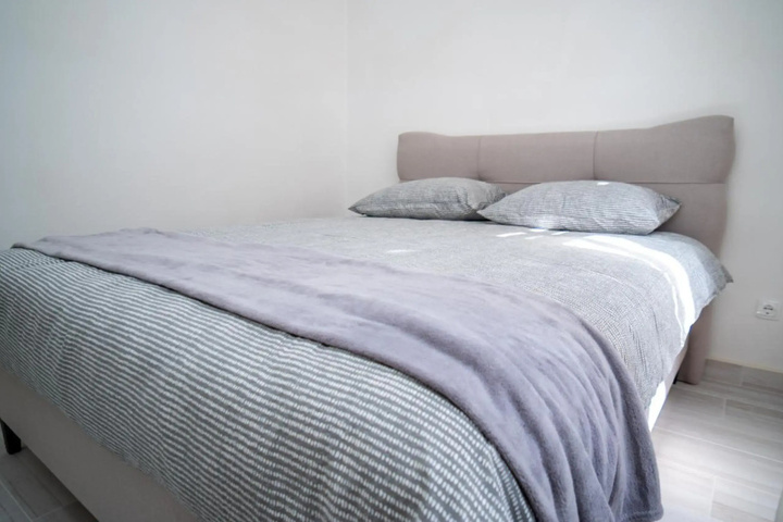 Room 6 of 9