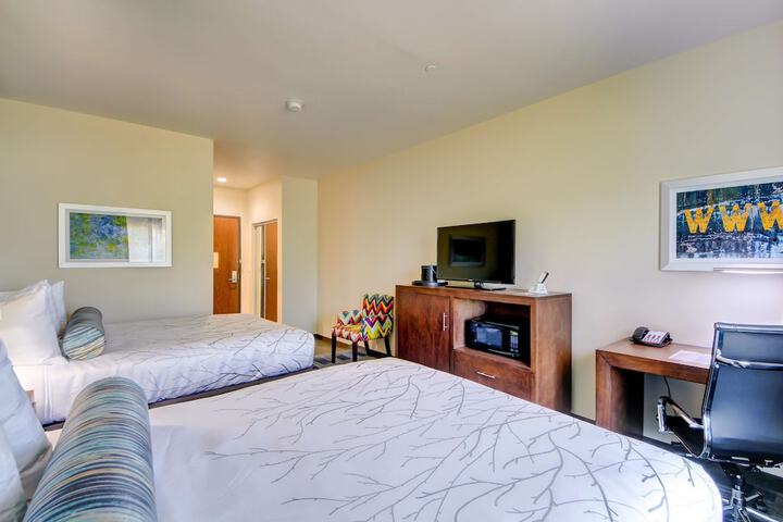 2 Queen Beds (12 of 12)