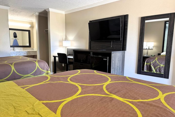Room 16 of 40