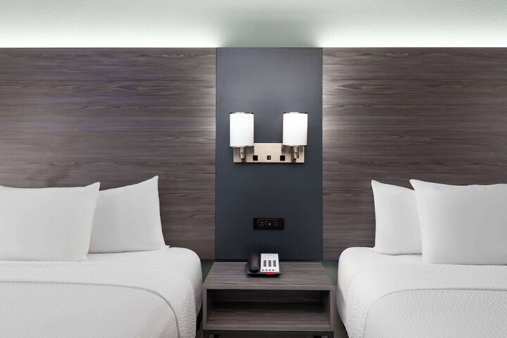 Double Accessible King Size Bed (4 of 7)