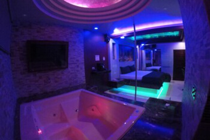 Hot Tub 70 of 78
