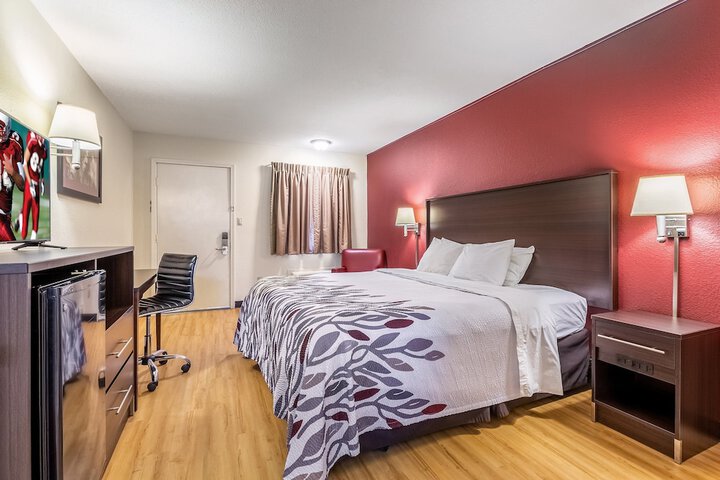 Superior King Bed (6 of 8)